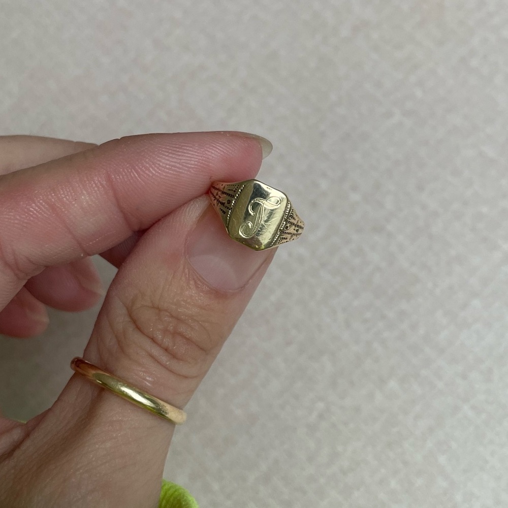 Vintage 10 KT Gold Signet Ring